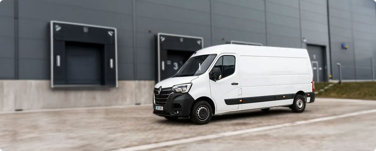 Bílá dodávka Renault Master L3H2 zaparkovaná před skladem