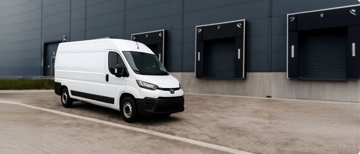 Bílá dodávka Toyota Proace Max L4H2 zaparkovaná před skladem